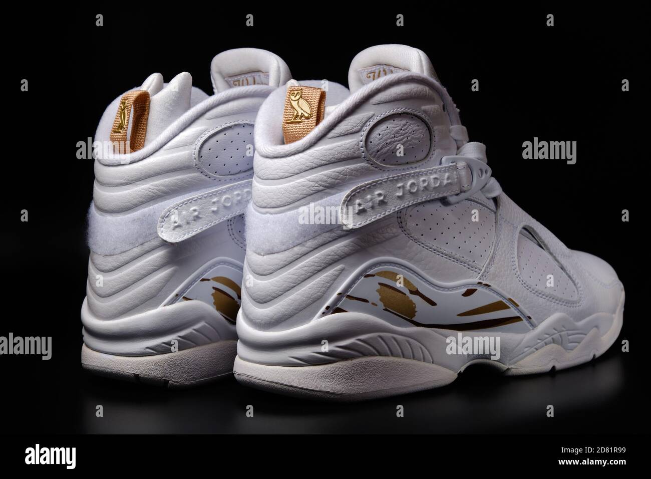 Nike Jordan 8 Retro OVO Drake Zapatillas de colores blancos sobre fondo editorial ilustrativa Fotografía de stock -