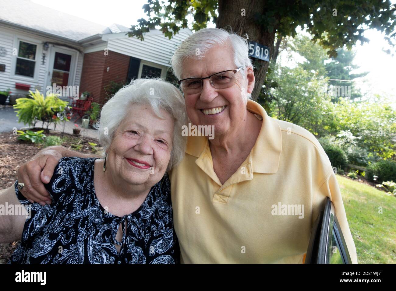 Feliz matrimonio pareja de más de 60 años disfrutando de un momento juntos en un viaje lejos de casa. Downers Grove Illinois IL EE.UU Foto de stock