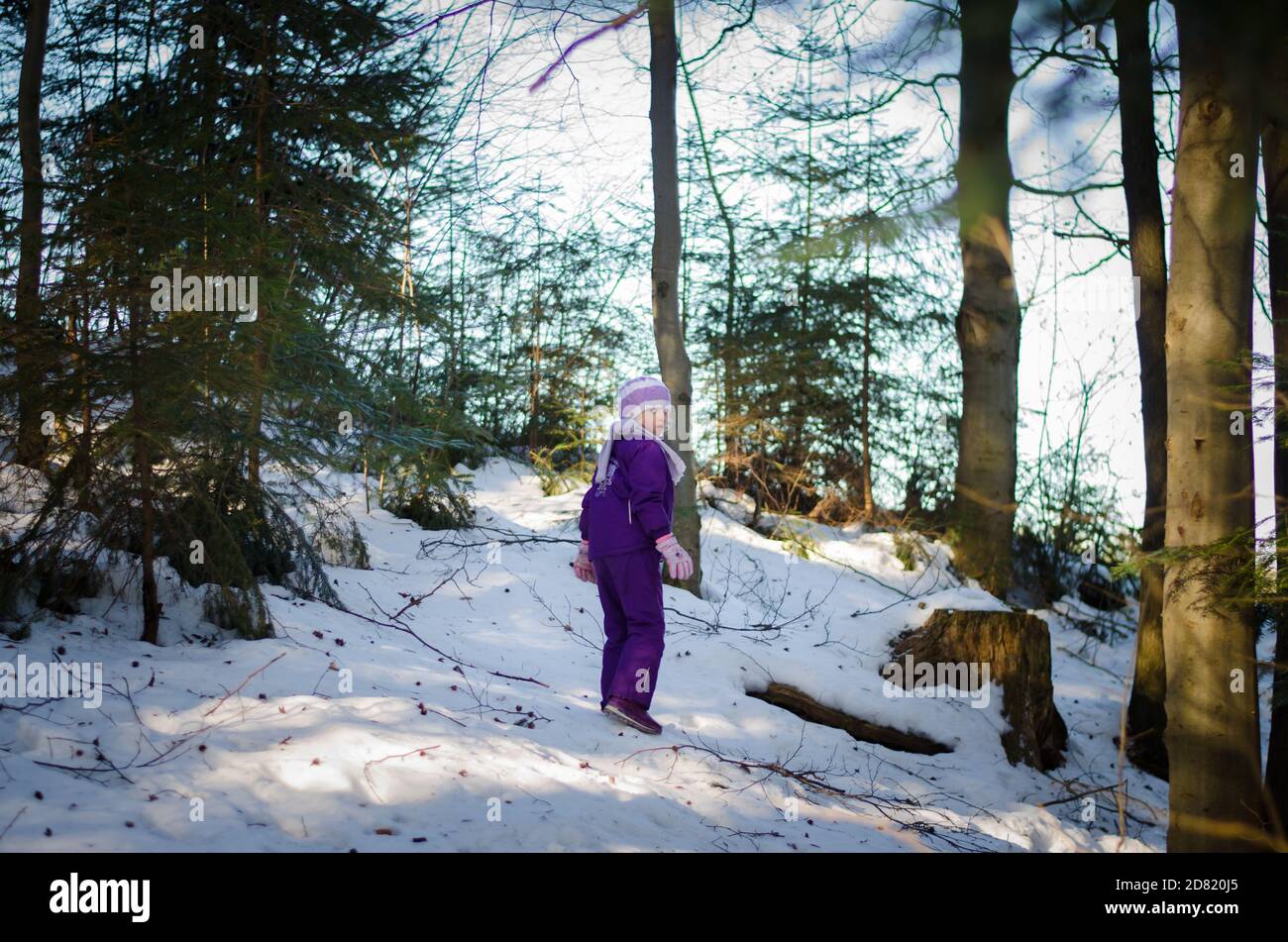 paisaje invernal en el bosque y niños caminando solos Foto de stock