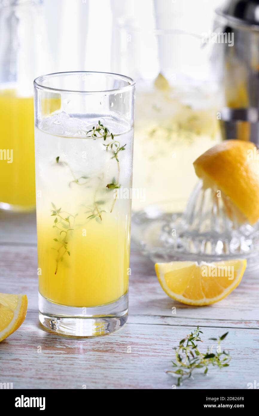 Cóctel de verano fácil ( Limoncello) jugo de limón fresco, vodka y refrescos club o agua con gas. Esta bebida es la mejor manera de refrescarse en un día caluroso. Foto de stock