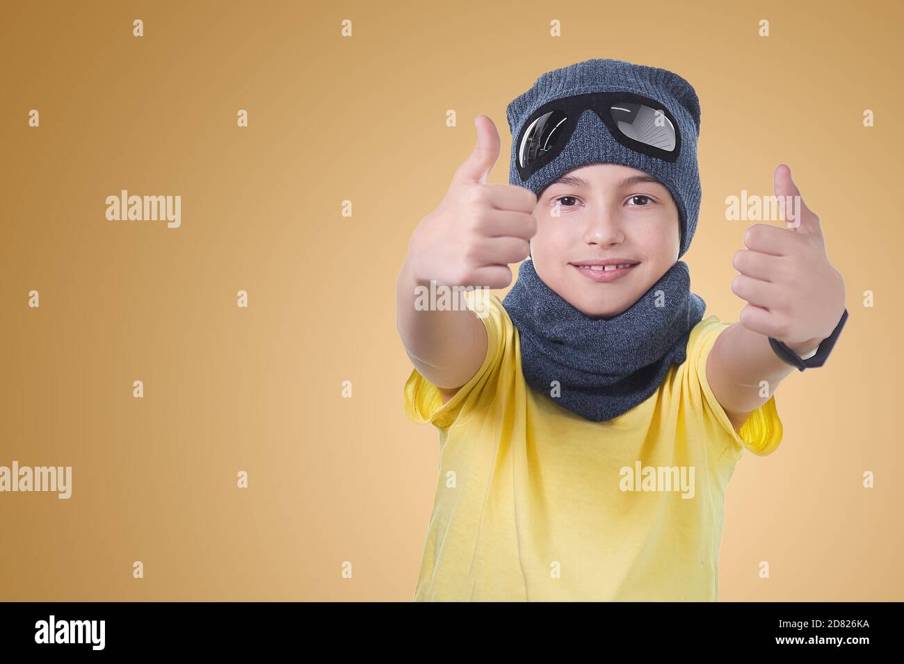 Feliz niño oscuro con camiseta amarilla aislado sobre un fondo blanco  Fotografía de stock - Alamy