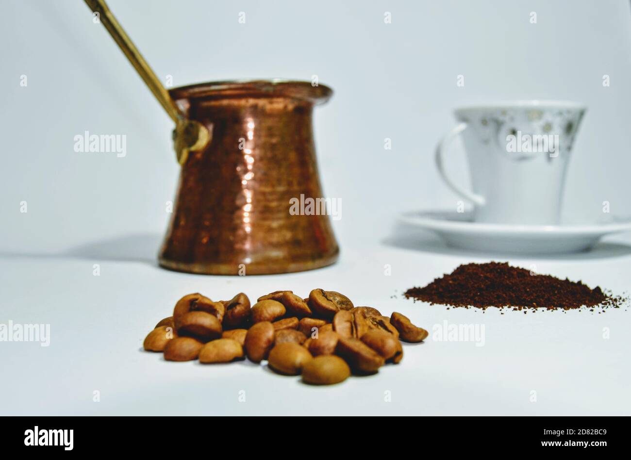 Contenidos y herramientas del caffee turco. Cafetera para café turco y taza de  café tradicional turco. Habas asadas frescas y café molido Fotografía de  stock - Alamy