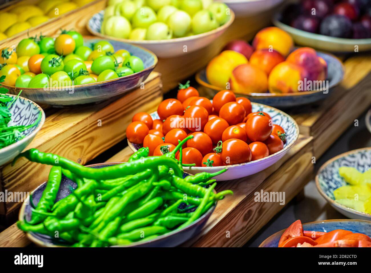 Buffet de verduras y frutas variadas en el desayuno del hotel Fotografía de  stock - Alamy