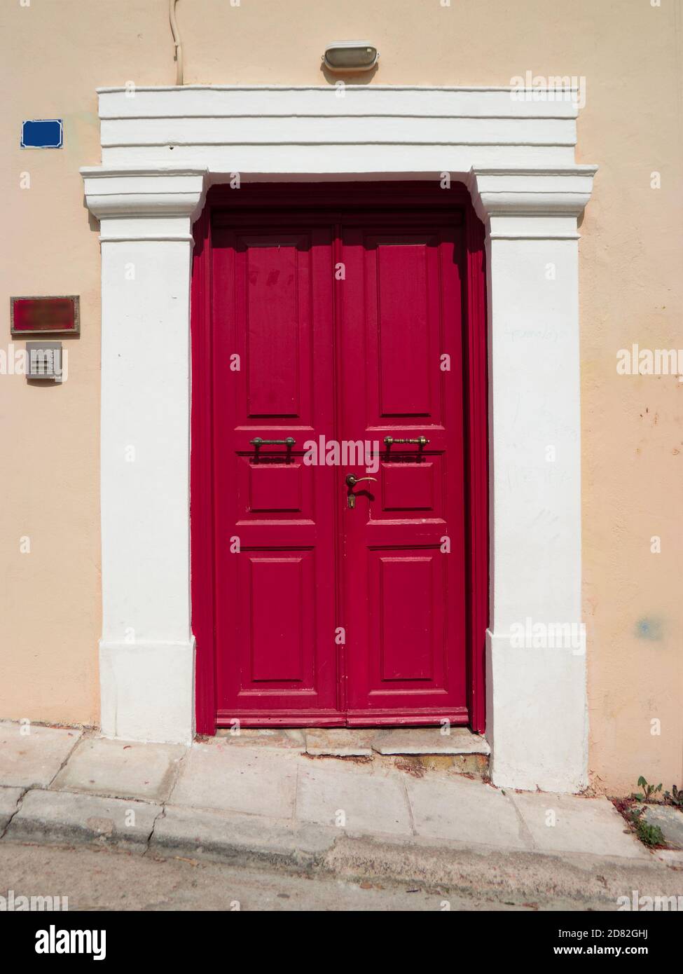 Cornisa amarilla fotografías e imágenes de alta resolución - Alamy