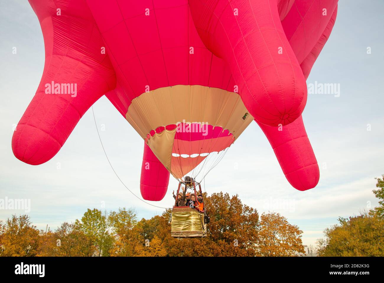 ‘Flying Udder’ globo de aire caliente de la artista Barbara Anna Husar despegue desde la colina de Roter Berg en Viena, Austria, el día Nacional de Austria, 26 de octubre de 2020 Foto de stock