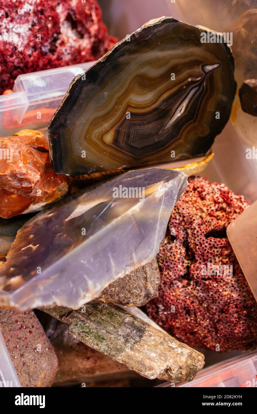 Conjunto de piedras preciosas, minerales naturales diversas piedras y rocas  de mineral de hierro aislado sobre fondo blanco Fotografía de stock - Alamy