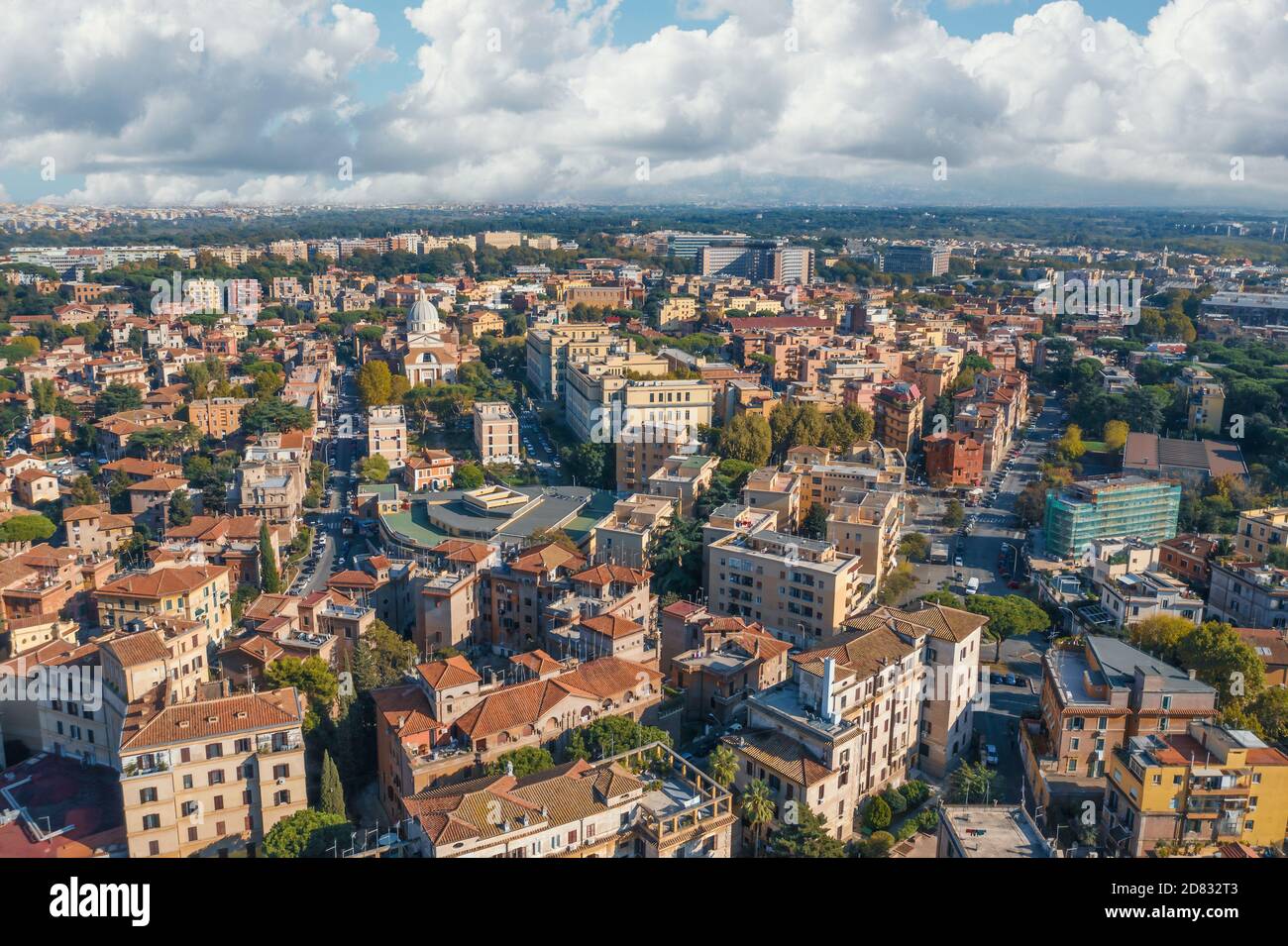 Roma panorama aéreo de la ciudad de muchos edificios con techos de color naranja desde arriba. Hermoso paisaje de la ciudad de Italia. Foto de stock