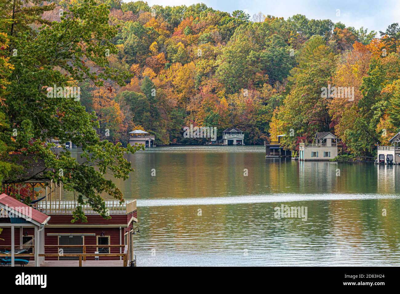 Vista otoñal del Lago Burton cerca de Clayton en el condado de Rabun,  Georgia. (EE.UU Fotografía de stock - Alamy