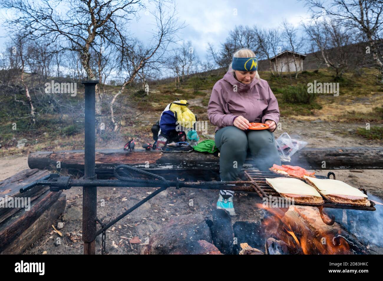 Elaboración de sándwiches calientes en el Parque Nacional UKK, Laponia, Finlandia Foto de stock