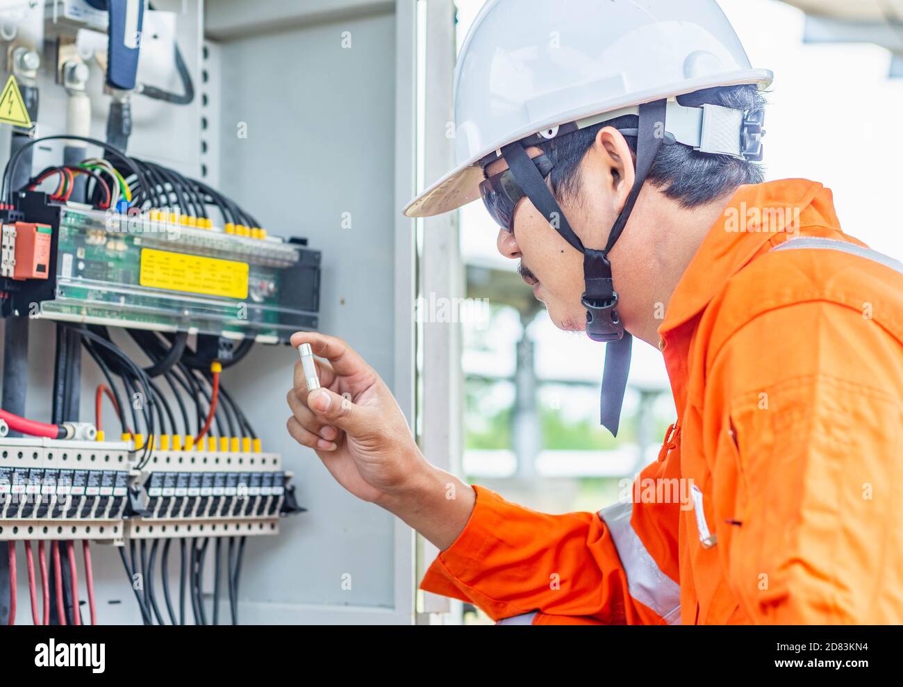 El ingeniero que comprueba el funcionamiento anormal del sistema de energía solar y encontró que hay una falta de fusible de CC, dando como resultado una capacidad reducida, profesional e Foto de stock