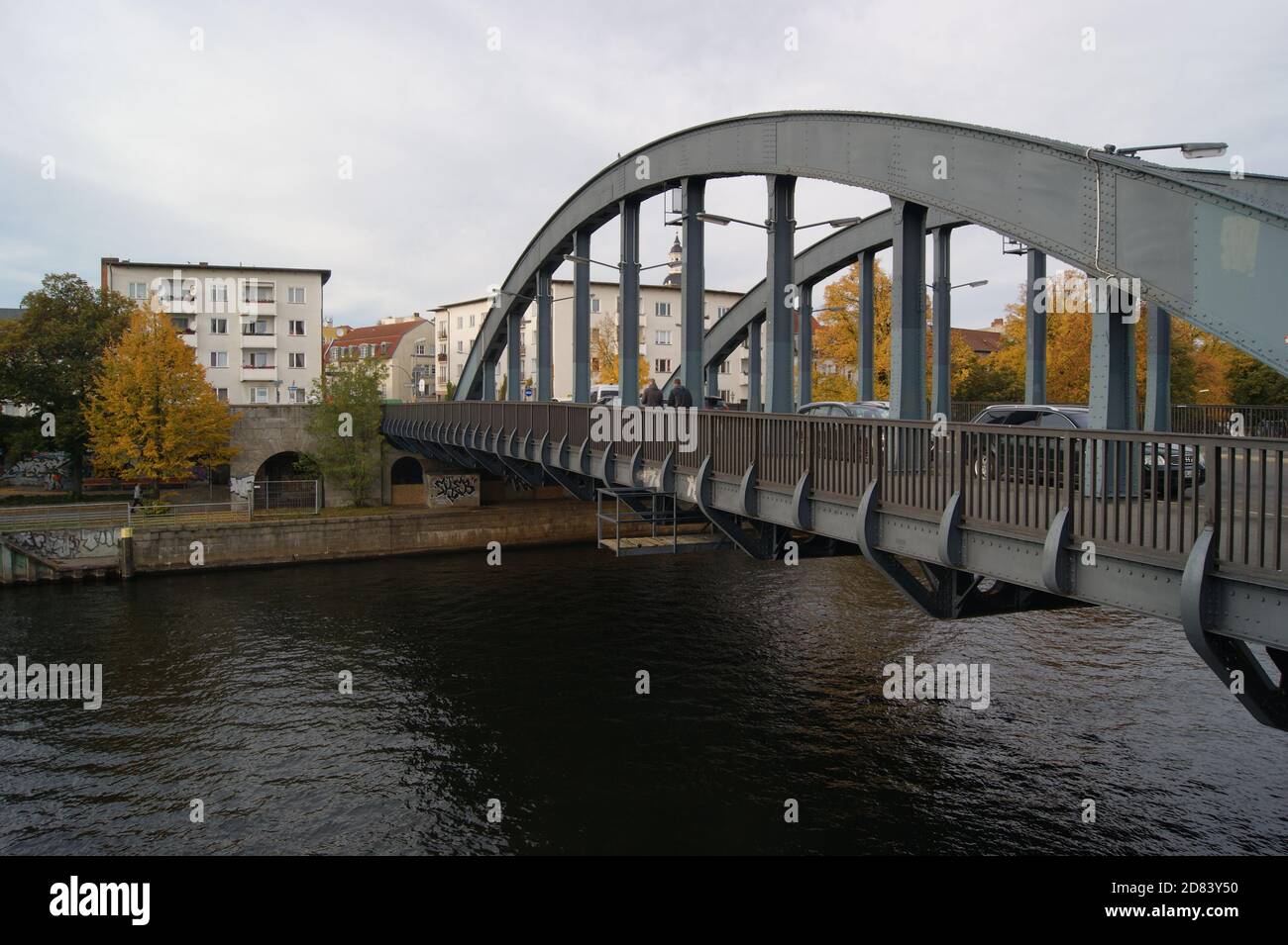 Blick auf die über die Havel führende Charlottenbrücke en Berlín-Spandau. Foto de stock