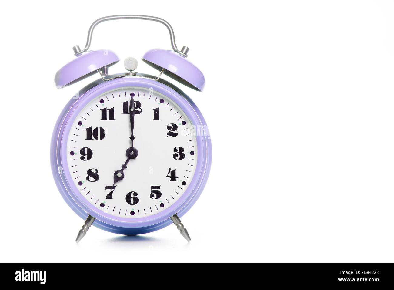Clásico reloj de alarma de mesa púrpura sobre fondo blanco Fotografía de  stock - Alamy