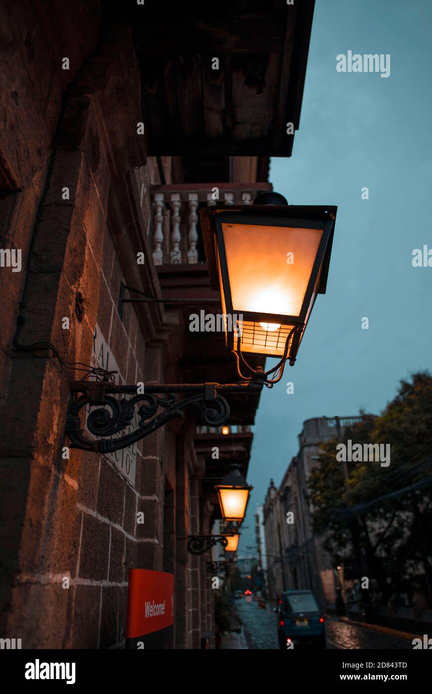 La vieja lámpara de la calle por la noche Foto de stock