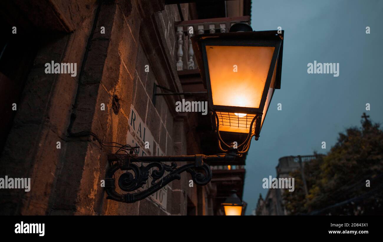 La vieja lámpara de la calle por la noche Foto de stock