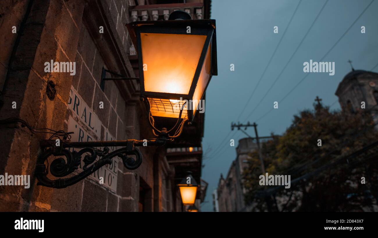 La vieja lámpara de la calle por la noche Foto de stock