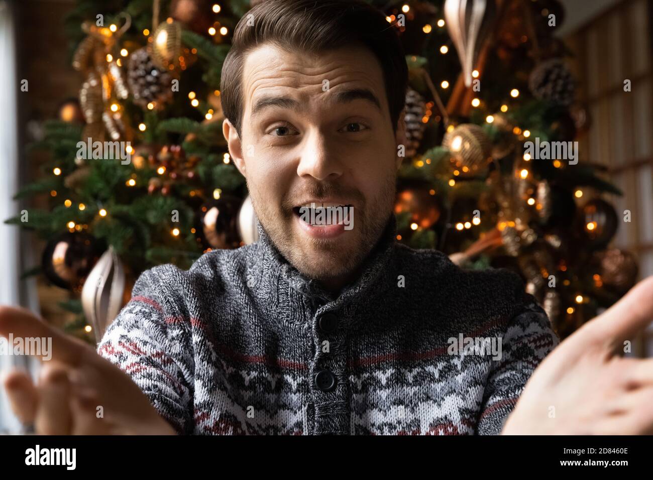Retrato de un joven caucásico excitado celebrar la Navidad Foto de stock