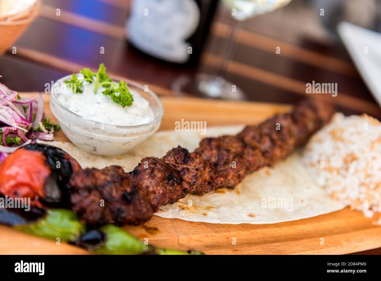 Adana kebab - se sirve en la mesa Foto de stock