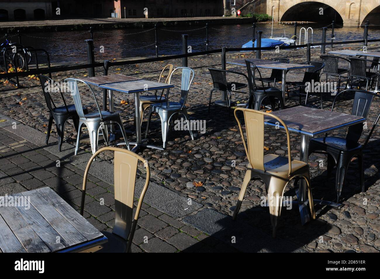 York, Reino Unido, inglaterra, 25-10-2020, Mesa vacía y sillas en quayside, el quayside que se utiliza para las empresas a utilizar para permitir a los turistas a utilizar y social Foto de stock