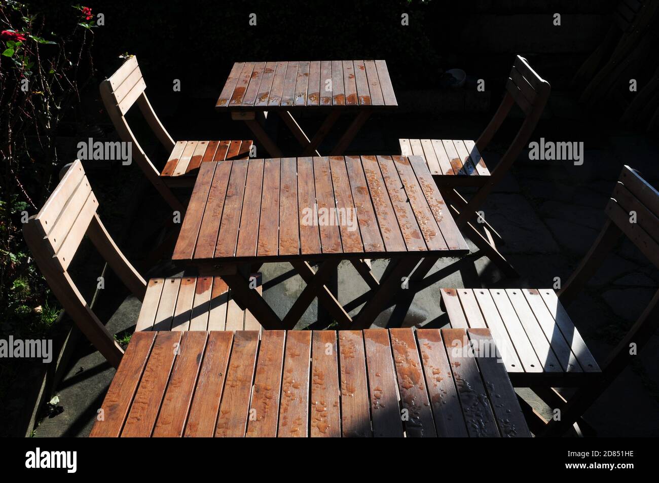 York, Reino Unido, inglaterra, 25-10-2020, Mesa vacía y sillas en el muelle, para permitir a los turistas utilizar y socializar mientras comen y beben Foto de stock