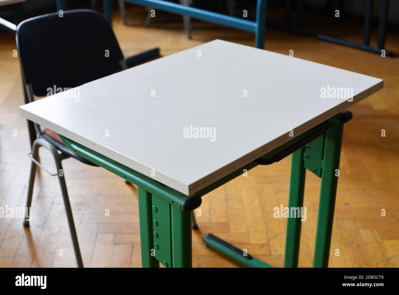 Espacio de trabajo único en un concepto de aula, mesa y silla Foto de stock