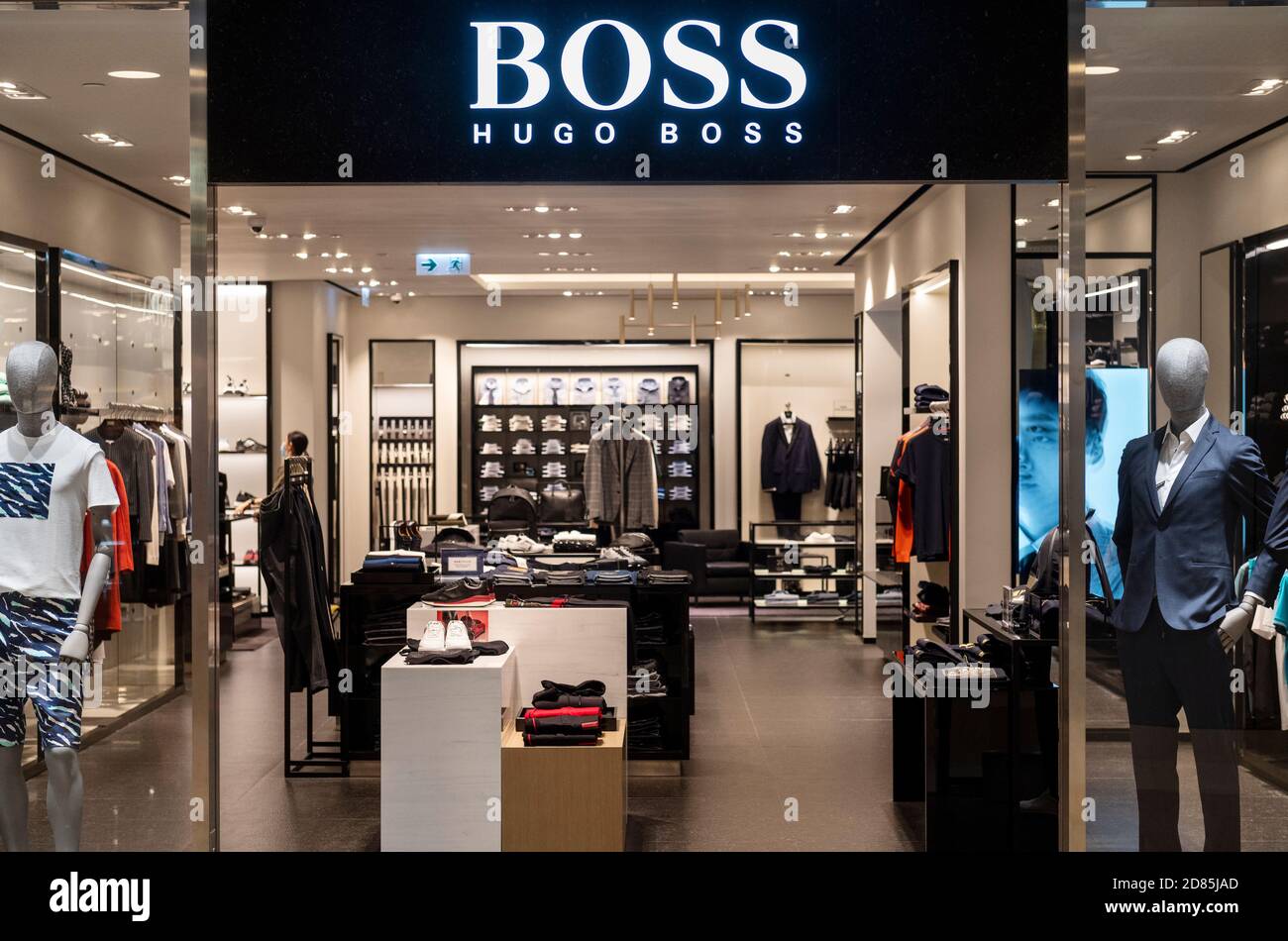 La Marca de ropa alemana Hugo Boss logotipo visto en Hong Kong Fotografía  de stock - Alamy