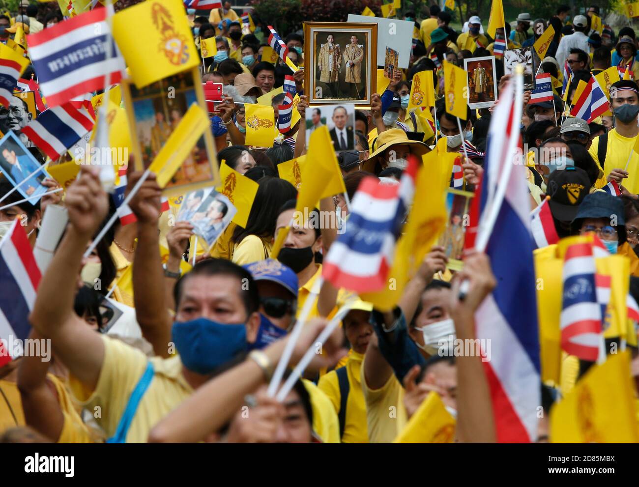 Camisas amarillas tailandesas fotografías e imágenes de alta resolución -  Alamy