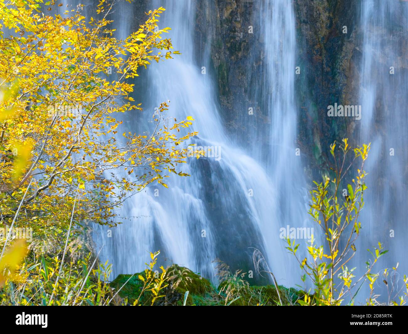 Fluido agua fluyendo verter cascadas cascada larga exposición detrás Paisaje otoñal en el parque nacional de los lagos de Plitvice situado en Croacia Europa Foto de stock