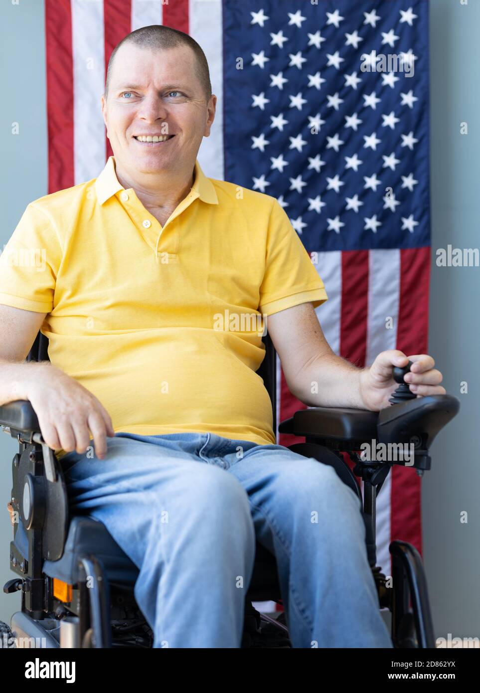 Libertad americana en silla de ruedas con bandera de EE.UU Fotografía de  stock - Alamy