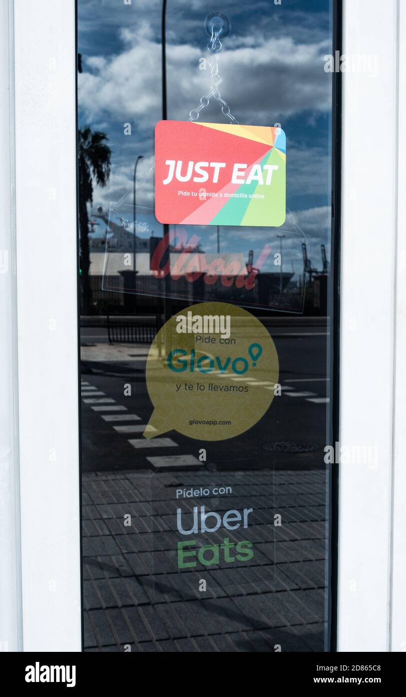 Just Eat, Globo an Uber Eats pegatinas en la puerta del restaurante en  España Fotografía de stock - Alamy