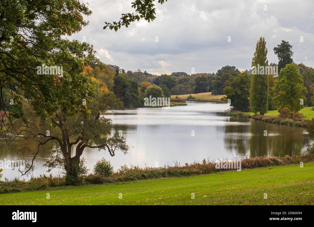 El lago y jardines durante el otoño en Bowood House and Gardens, Calne, Inglaterra, Reino Unido Foto de stock