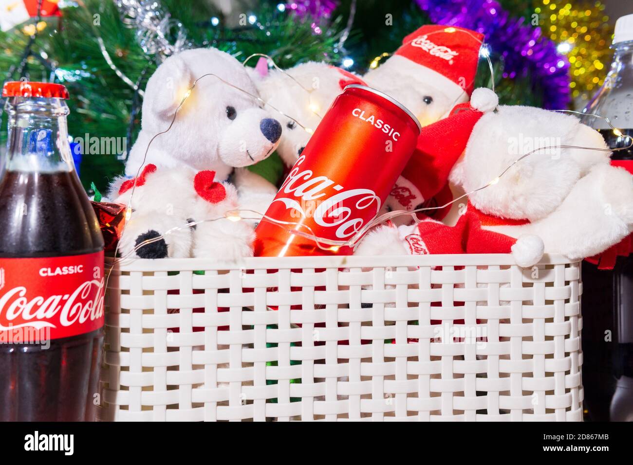 Tyumen, Rusia-25 de octubre de 2020: Lata de aluminio de coca cola en el  fondo de Navidad y juguetes de oso blanco Fotografía de stock - Alamy