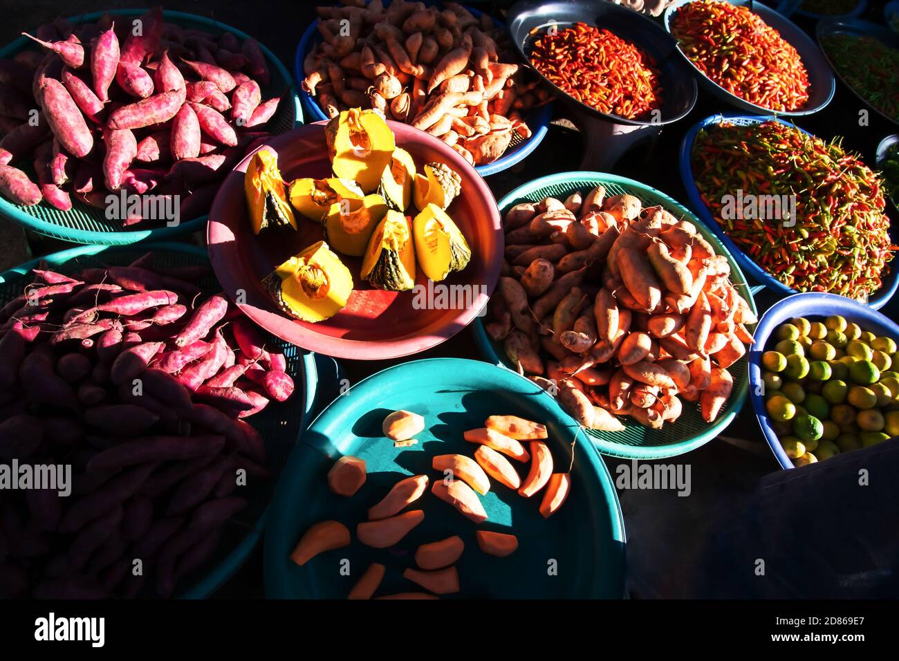Verduras y frutas tropicales frescas y coloridas en un mercado húmedo en Yala, Tailandia del Sur. Conceptos de cultura alimentaria. Vista superior. Enfoque en la calabaza. Foto de stock