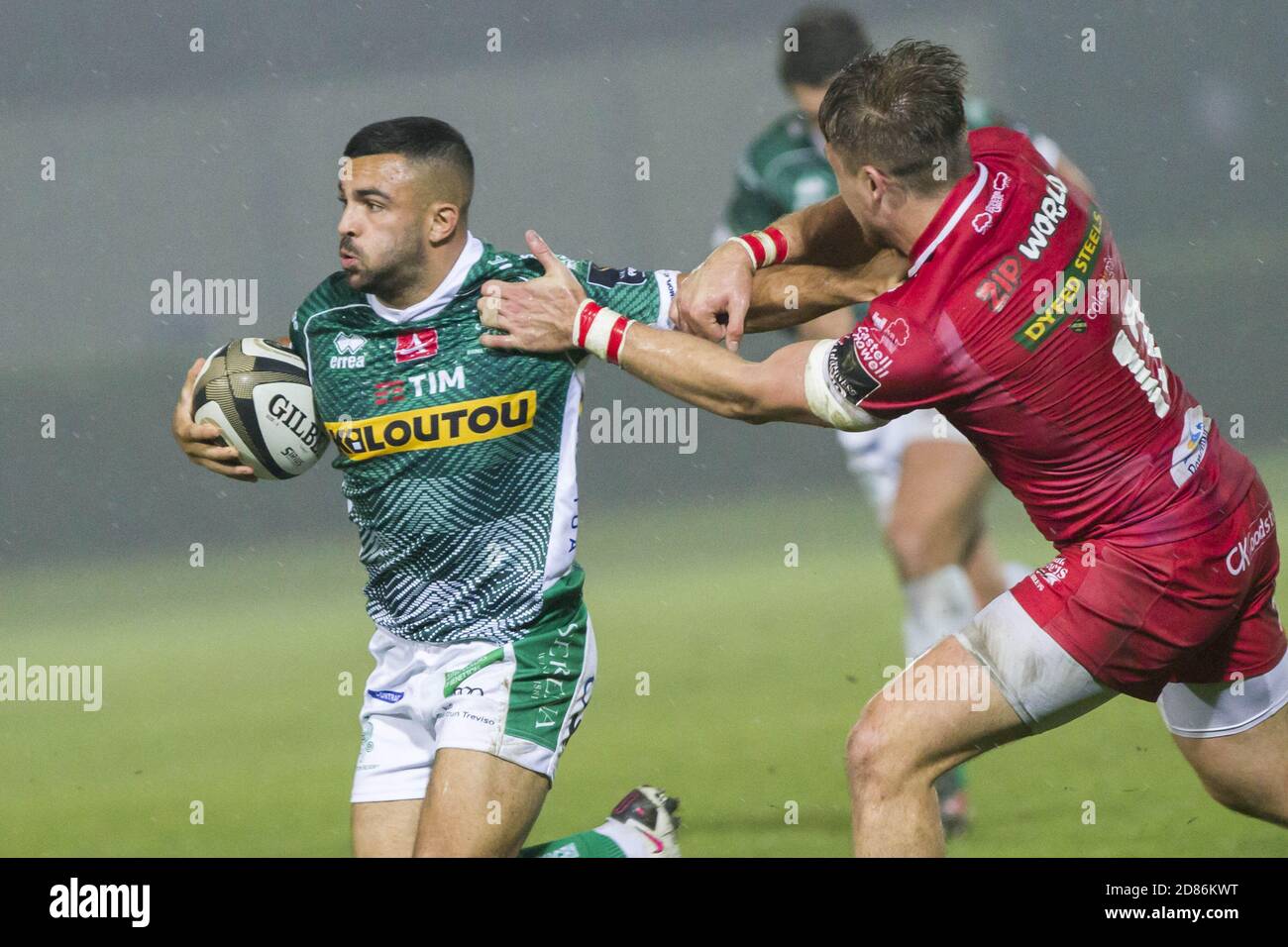 Luca Petrozzi (Treviso) y Tyler Morgan (Scarlets) durante Benetton Treviso vs Scarlets Rugby, Rugby Guinness Pro 14 match, Treviso, Italia, 23 Oct 2 C Foto de stock