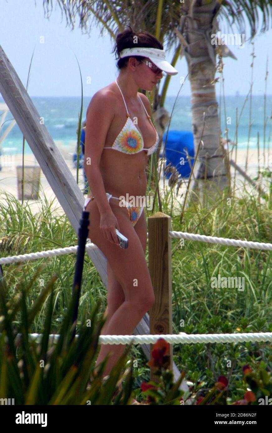 exclusivo! Laura Pausini charlando por teléfono mientras se relaja en un  hotel de Miami Beach antes de su concierto en Miami, 4/12/05 [[mab]]  Fotografía de stock - Alamy