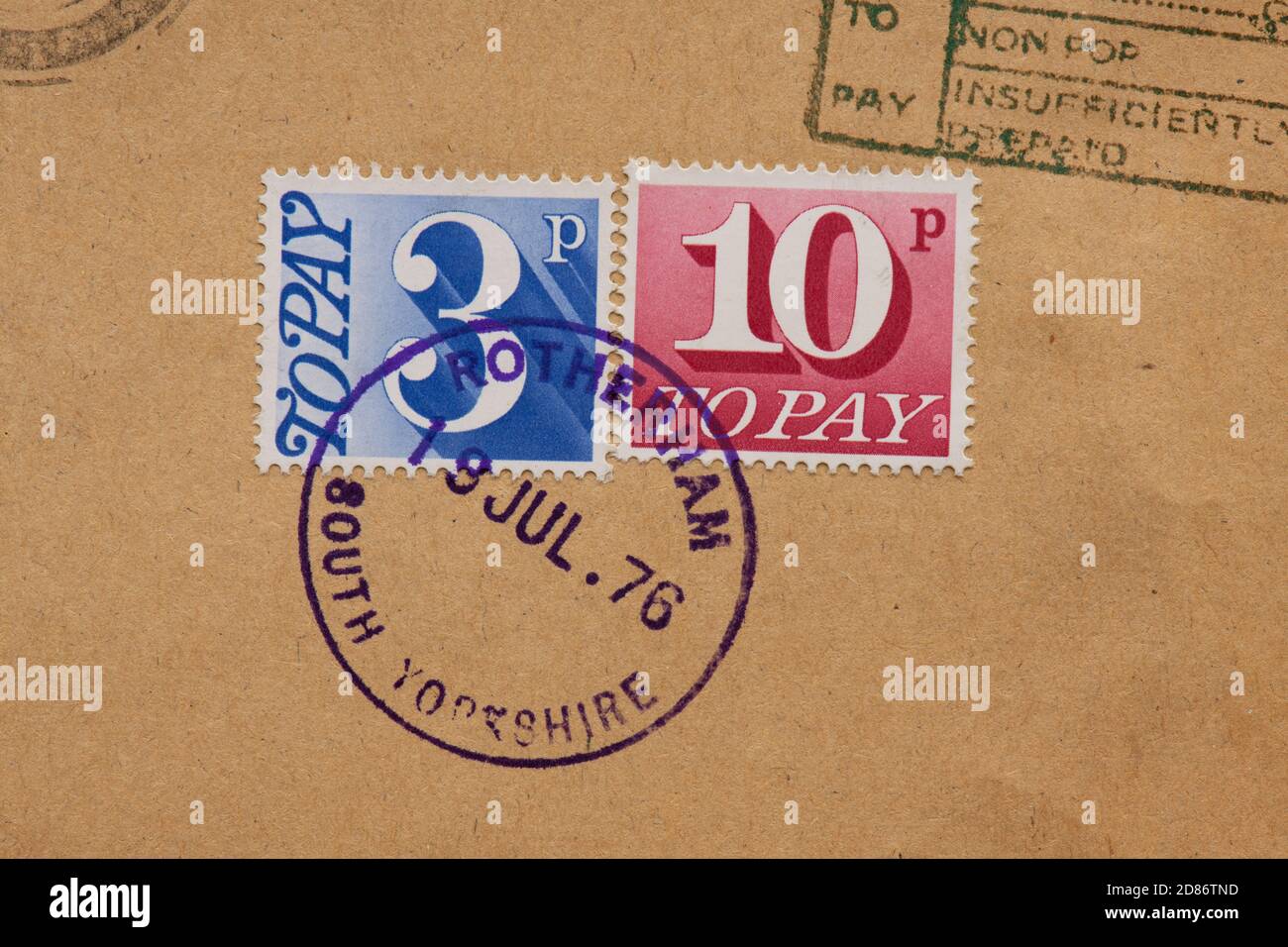 3p y 10p para pagar sellos en el sobre donde el remitente Ha pagado un franqueo insuficiente - franked 1976 - Reino Unido Foto de stock