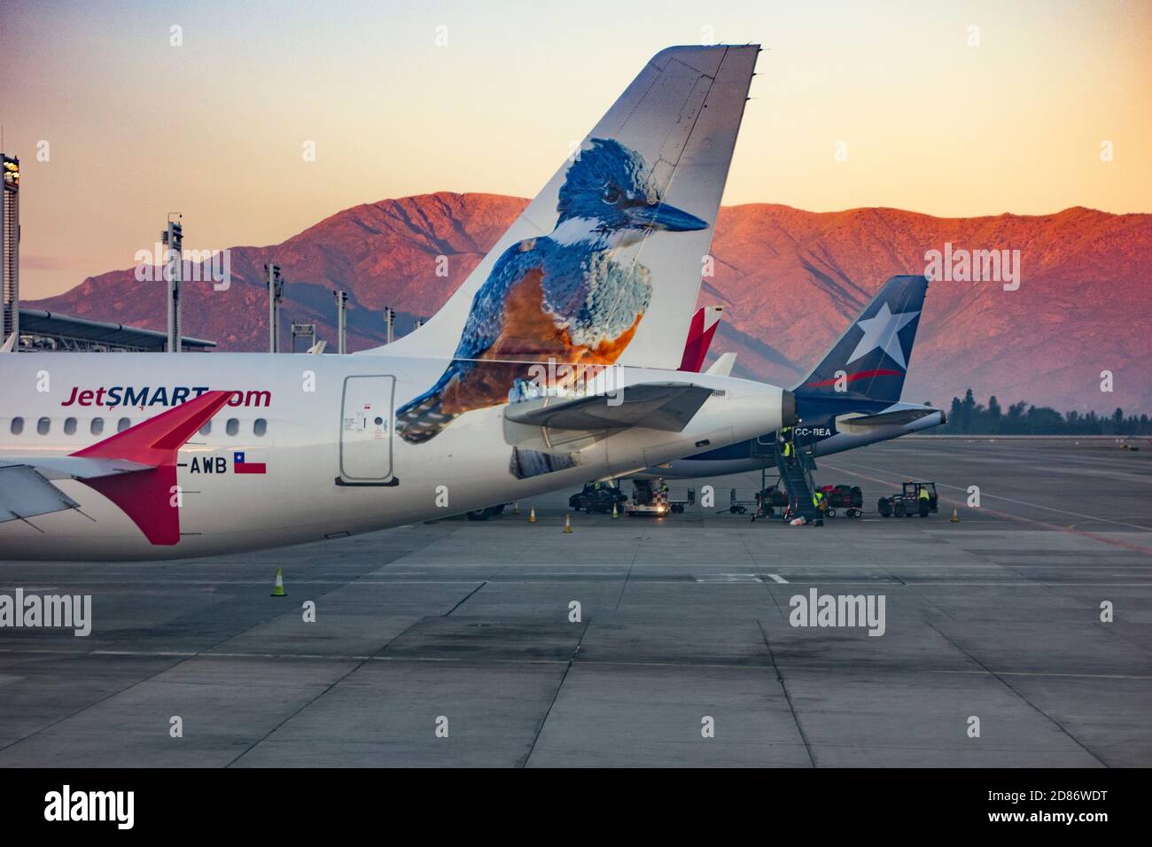 Avión JetSmart con logo de Kingfisher en el Aeropuerto Internacional Arturo Merino Benítez en Santiago, Chile Foto de stock