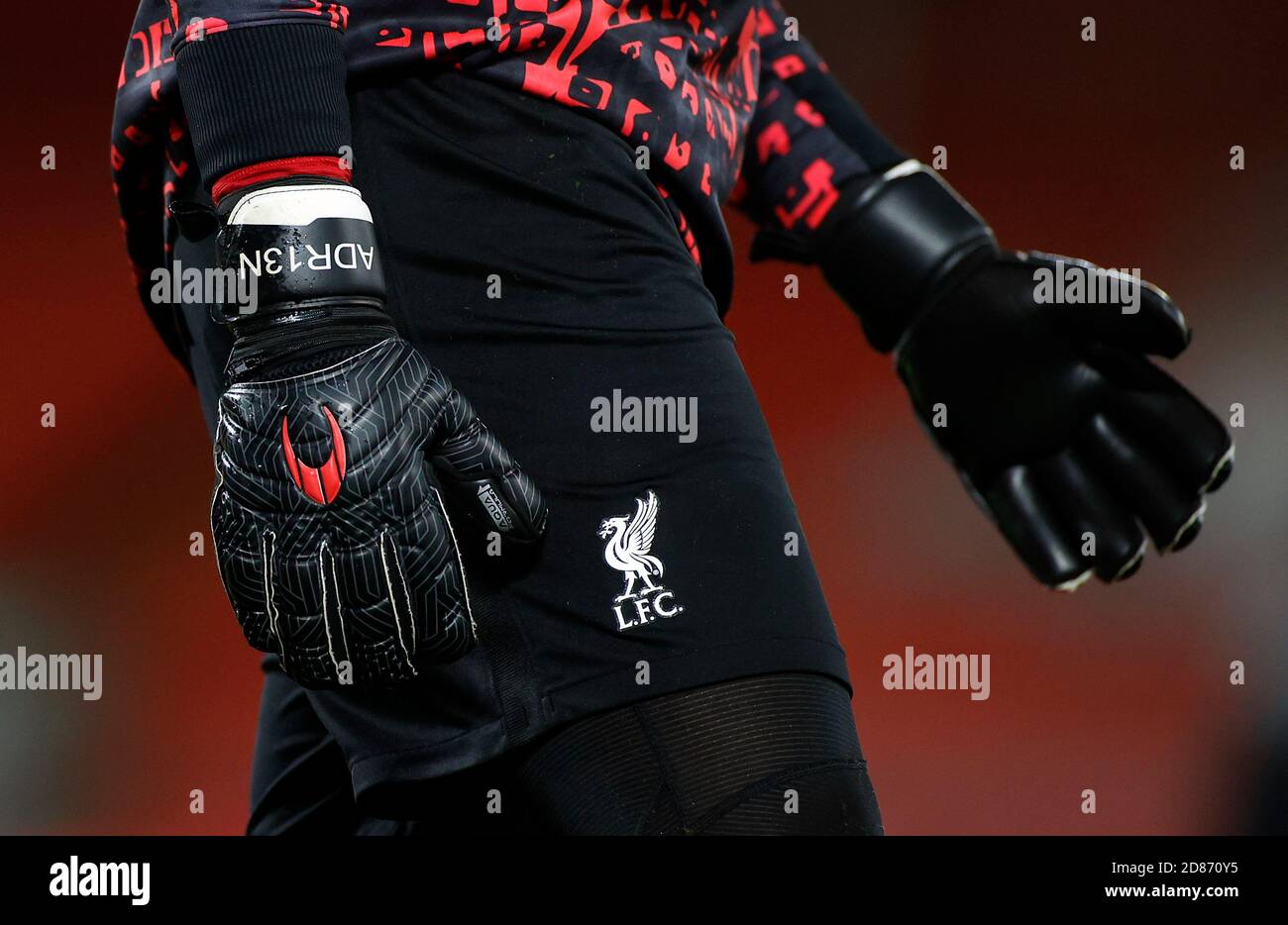 Detalle de los guantes del portero de Liverpool Alisson mientras se  calienta antes del partido de la Liga de Campeones de la UEFA del Grupo D  en Anfield, Liverpool Fotografía de stock -