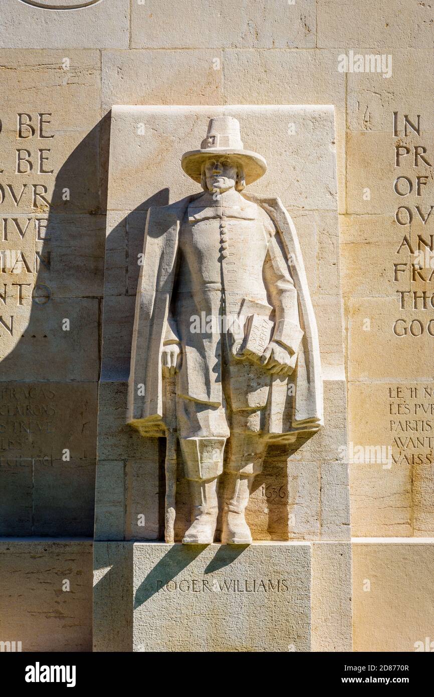 Vista frontal de la estatua de piedra de Roger Williams en el Muro de la Reforma en Ginebra, Suiza, una figura del protestantismo en Nueva Inglaterra. Foto de stock