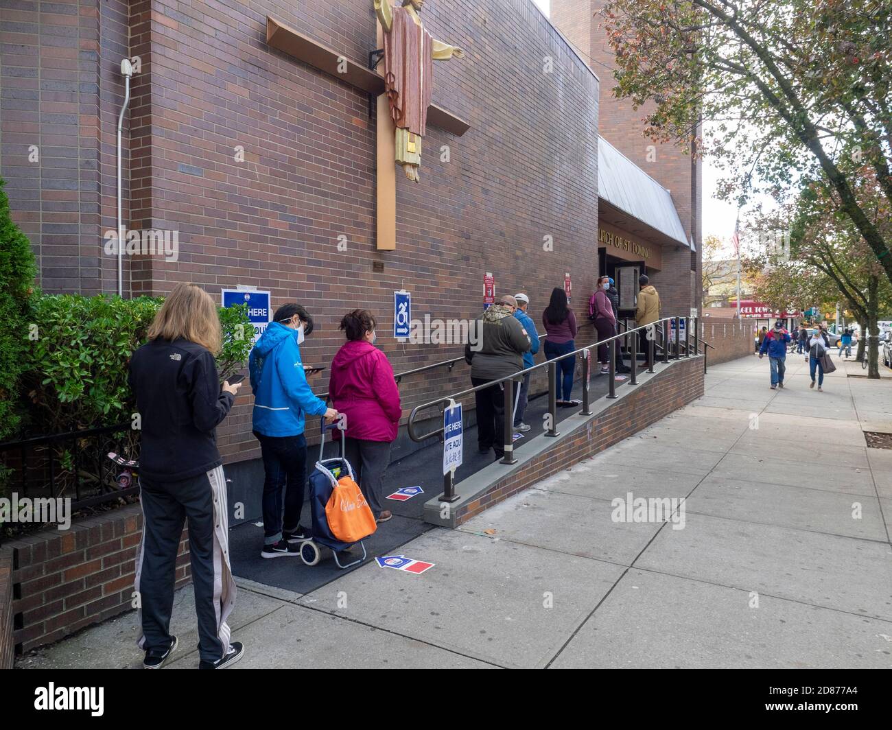 Brooklyn, NY, EE.UU. - 27 de octubre de 2020: Las personas que esperan en línea para la votación general temprana en la Iglesia Católica de San Dominic, Brooklyn en medio de la pand coronavirus Foto de stock