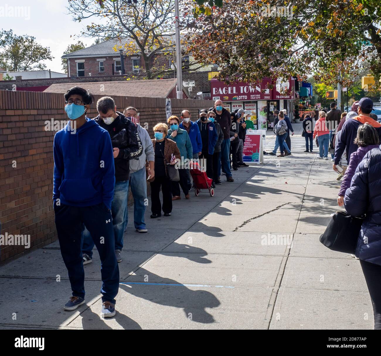 Brooklyn, NY, EE.UU. - 27 de octubre de 2020: Las personas que esperan en línea para la votación general temprana en la Iglesia Católica de San Dominic, Brooklyn en medio de la pand coronavirus Foto de stock