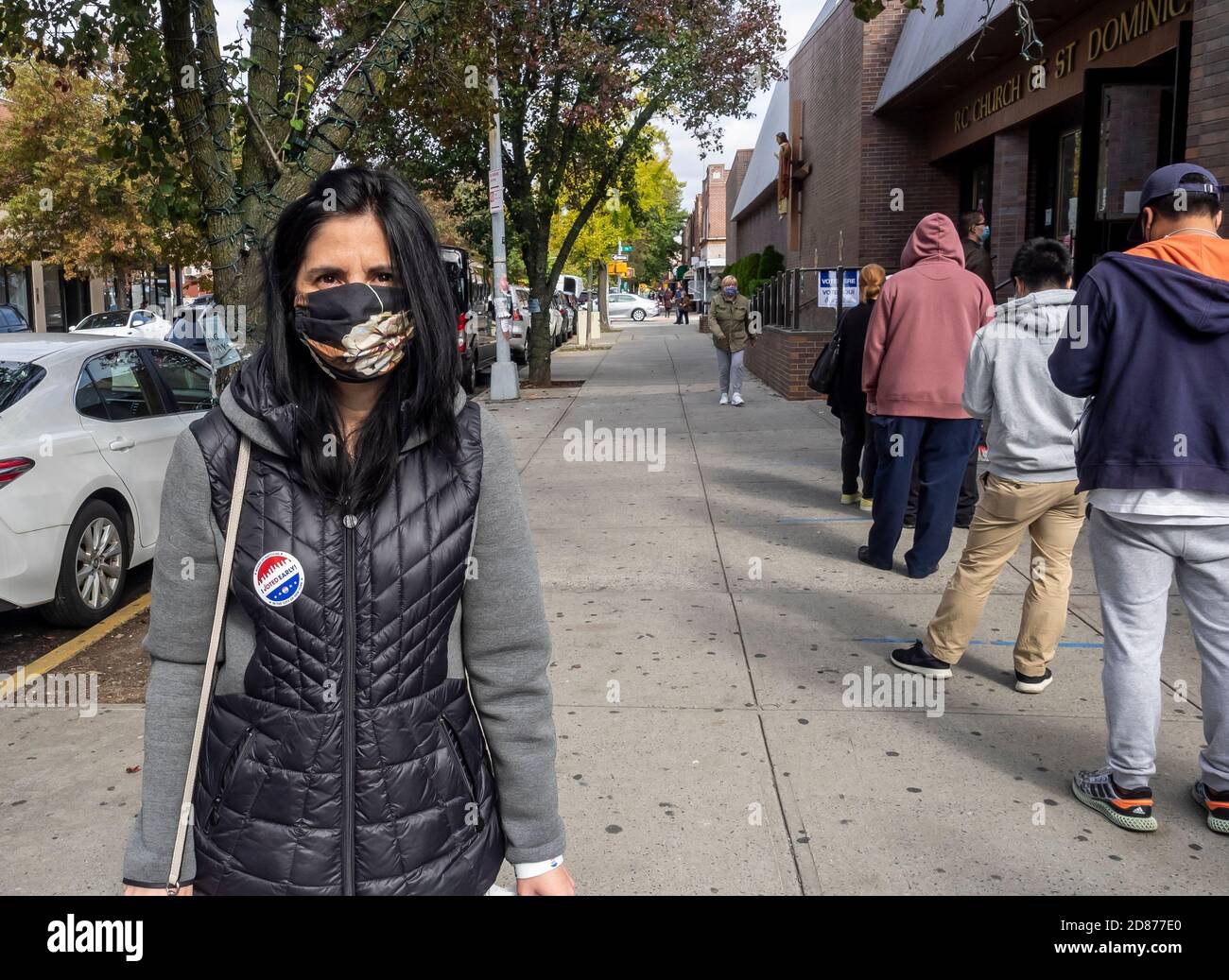 Brooklyn, NY, EE.UU. - 27 de octubre de 2020: Los votantes salen del sitio de votación después de que ellos emitieron sus votos para la votación general temprana en la Iglesia Católica de St. Dominic, Bro Foto de stock