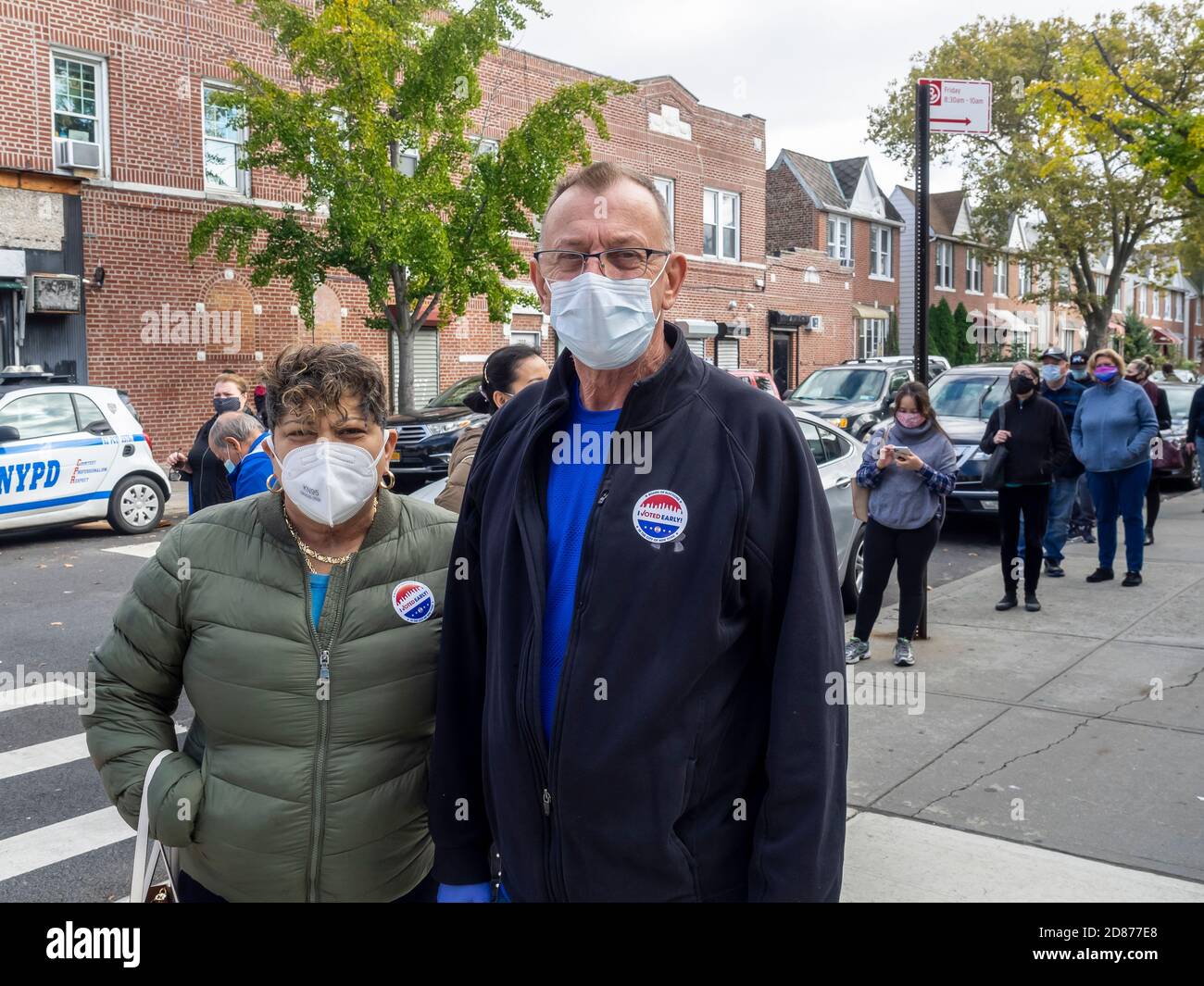 Brooklyn, NY, EE.UU. - 27 de octubre de 2020: Los votantes salen del sitio de votación después de que ellos emitieron sus votos para la votación general temprana en la Iglesia Católica de St. Dominic, Bro Foto de stock