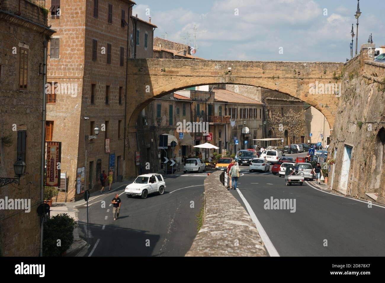 Calle en la antigua ciudad turística histórica de Pitigliano. Pitigliano, provincia de Grosseto, Italia, Toscana. Foto de stock