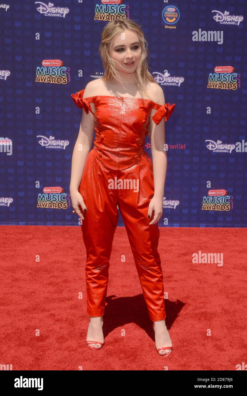 LOS ANGELES - 29 DE ABRIL: Sabrina Carpenter en el 2017 Radio Disney Music  Awards en el Microsoft Theatre el 29 de abril de 2017 en los Angeles, CA  Fotografía de stock - Alamy
