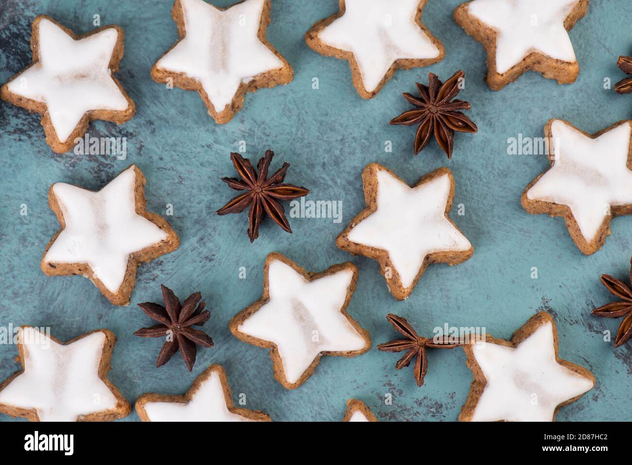 Estrellas de canela, galletas navideñas tradicionales alemanas, pan de jengibre, espacio vacío de copia Foto de stock