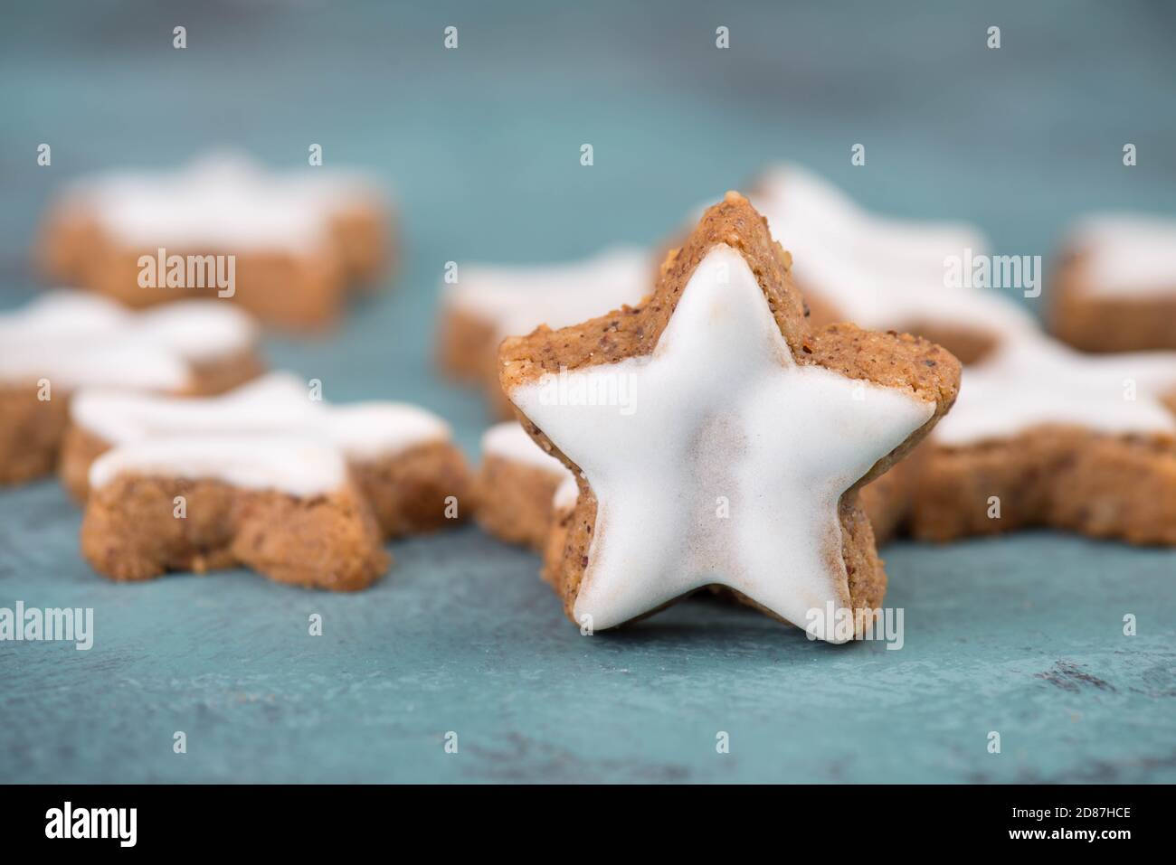 Estrellas de canela, galletas navideñas tradicionales alemanas, pan de jengibre, espacio vacío de copia Foto de stock