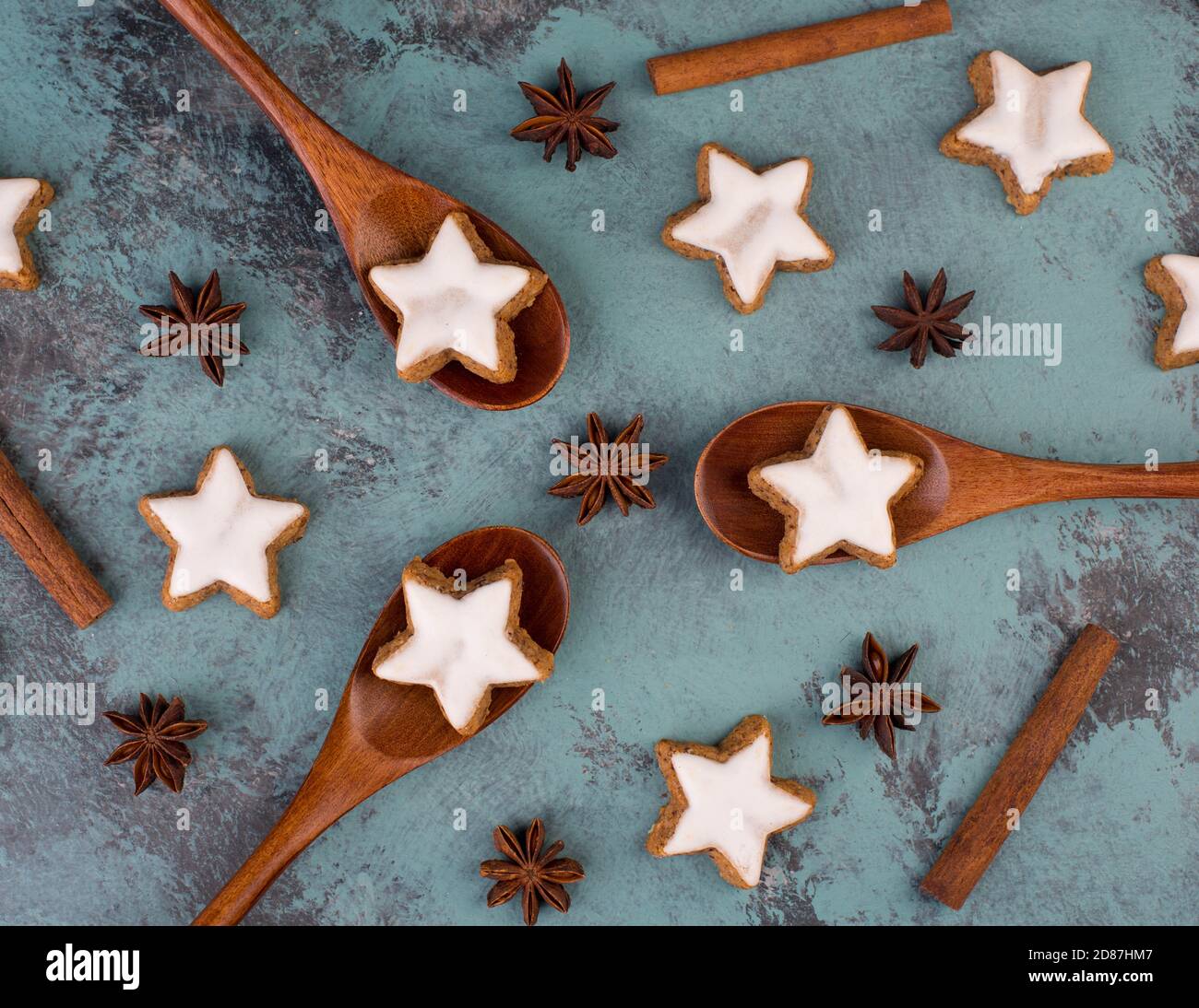 Estrellas de canela, galletas navideñas tradicionales alemanas, pan de jengibre, espacio vacío de copia Foto de stock