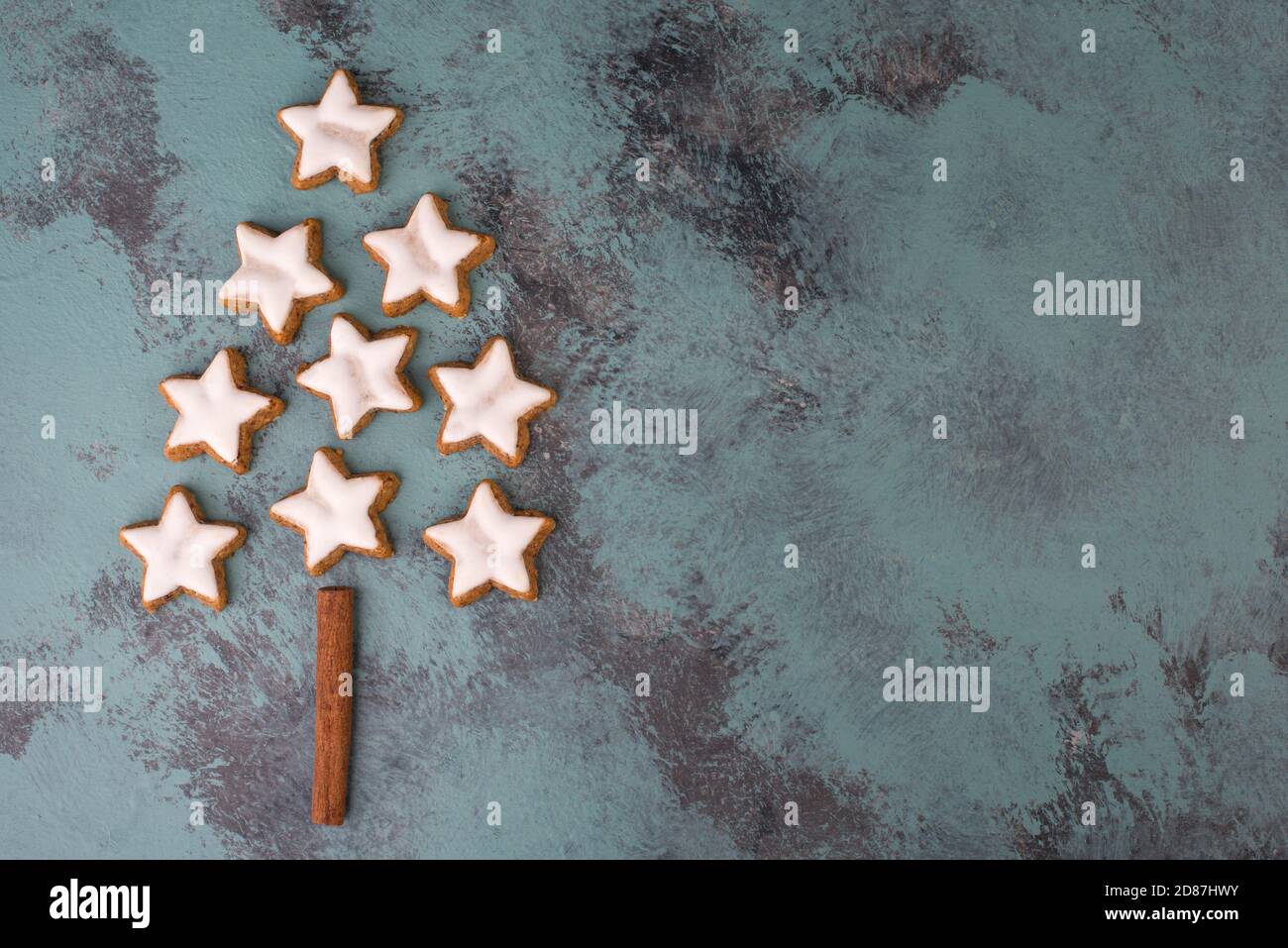 Estrellas de canela, galletas navideñas tradicionales alemanas, pan de jengibre, espacio vacío de copia Foto de stock