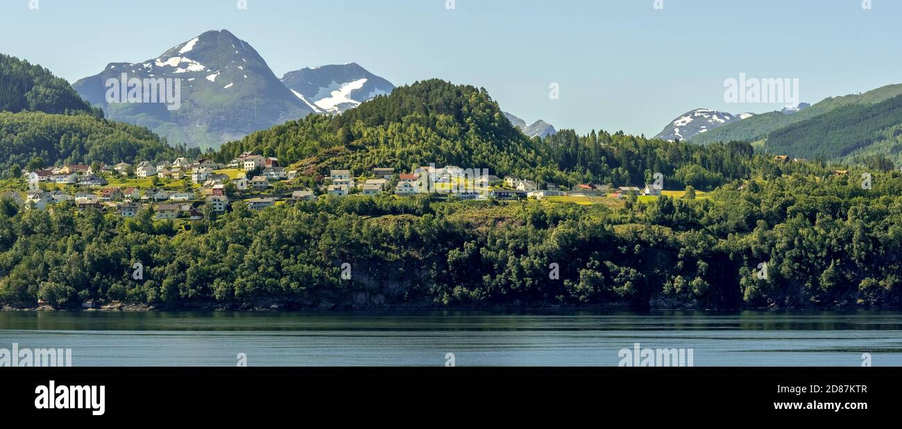 Panorama, fiordos y formaciones de montaña, Storfjord, vista local Stranda, Møre og Romsdal, Noruega, Escandinavia, Europa, viaje de aventura, montañas, fiordo Foto de stock