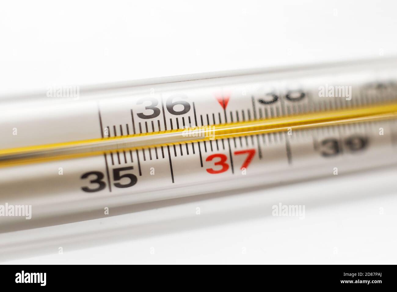 Termómetro de mercurio. La temperatura normal de una persona sana es de  36.6 Fotografía de stock - Alamy